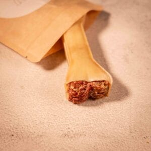 Hueso de piel relleno de salami