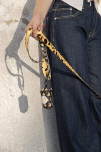 Correa Brisa de alta resistencia, fabricada en poli&eacute;ster duradero con mosquet&oacute;n met&aacute;lico y asa acolchada